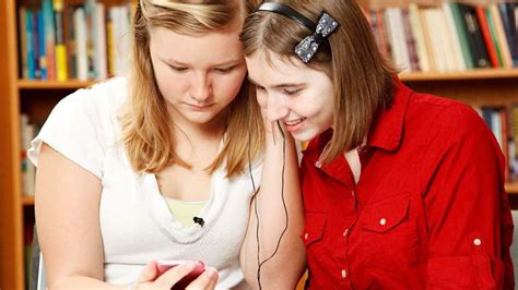 Should Students Be Allowed to Listen to Music in Class? A Debate on the Perks and Pitfalls